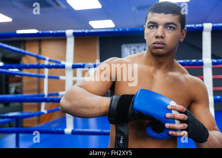 Bello boxer maschio ottenere pronto per la lotta Foto Stock