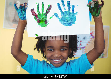 Sorridente kid le mani alzate Foto Stock