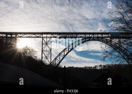 In legno ponte ferroviario tra Solingen e Remscheid in controluce Foto Stock