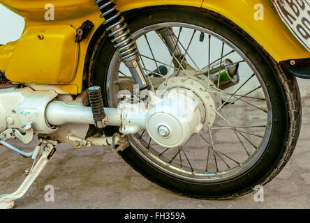 Vintage giallo ruota del motociclo Foto Stock