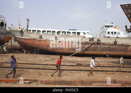 Dacca in Bangladesh. Il 23 febbraio, 2016. I lavoratori del Bangladesh portano grandi cavi in metallo in corrispondenza di una darsena sulla banca del fiume di Buriganga, Dhaka, Bangladesh. Almeno ventotto darsene occupando 30.96 acri del fiume Buriganga shore sono state in funzione senza adeguate misure di sicurezza e linee guida. I rifiuti e le sostanze chimiche da riparazioni inquinare il fiume. © Suvra Kanti Das/ZUMA filo/Alamy Live News Foto Stock