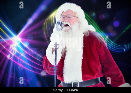 Immagine composita di santa claus sta cantando canzoni di natale Foto Stock