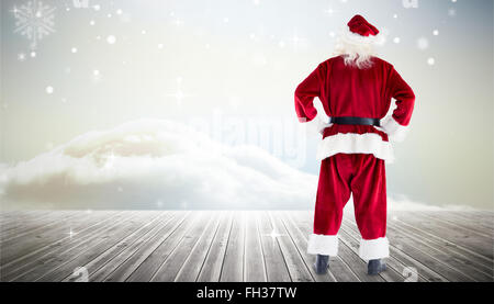 Immagine composita della santa in piedi con le mani sui fianchi Foto Stock