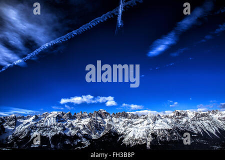 Ottima vista delle Dolomiti su un cielo blu. Foto Stock