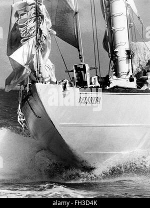 AJAXNETPHOTO. 1984. SOLENT, Inghilterra. - Potenza di vela - Il J CLASS YACHT VELSHEDA SU UNO DEI SUOI regolari escursioni CHARTER NEL SOLENT dopo il suo restauro A CONDIZIONE DI VELA DA PARTE DELL'IMPRENDITORE TERRY BRABENT. Foto:JONATHAN EASTLAND/AJAX. REF: BWP VEL 84 Foto Stock