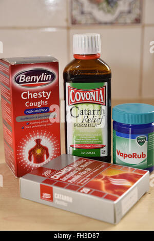 Il freddo di tosse catarro medicinali Benylin Covonia Vicks Vaporub catarro pastiglie Foto Stock