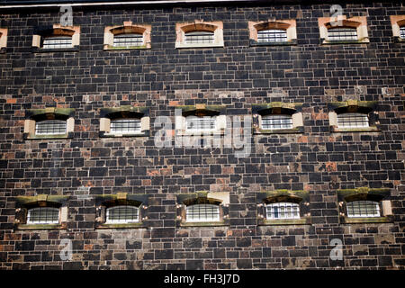 Belfast, Regno Unito. Il 21 febbraio 2016. Crumlin Road cella di prigione Windows con barre Foto Stock