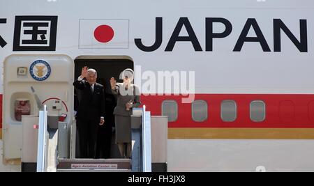 Giapponese Imperatore Akihito e sua moglie Imperatrice Michiko onda come scheda di essi i loro aerei a seguito di una cinque giorni di visita di stato delle Filippine presso l'Aeroporto Internazionale di Manila Gennaio 30, 2016 a Manila nelle Filippine. Foto Stock