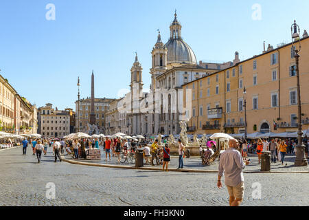 Roma, Italia - 22 agosto 2015: la famosa Piazza Navona a Roma con gente che cammina in una calda giornata di agosto Foto Stock