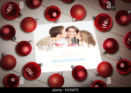 Immagine composita del natale baubles sul tavolo Foto Stock