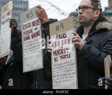 New York, Stati Uniti. Il 23 febbraio, 2016. I dimostranti tenere aloft segni incisi con le ragioni che essi deman Rikers Island essere chiuso. Una confederazione di circa una dozzina di riforma carceraria gli attivisti si sono stretti al City Hall di New York City per chiedere che sia vicino a lungo controverso isola Rikers correzioni struttura dove, tra gli altri, Kalief Browder, morì; i critici sostengono che la prigione non è sicura e prolungata detenzione dei detenuti presso lo stabilimento è una violazione della Costituzione a causa dei diritti di processo. Credito: Albin Lohr-Jones/Pacific Press/Alamy Live News Foto Stock