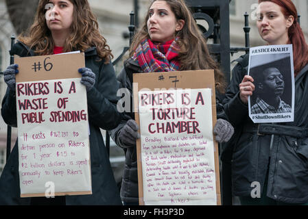 New York, Stati Uniti. Il 23 febbraio, 2016. I dimostranti tenere aloft segni incisi con le ragioni che essi deman Rikers Island essere chiuso. Una confederazione di circa una dozzina di riforma carceraria gli attivisti si sono stretti al City Hall di New York City per chiedere che sia vicino a lungo controverso isola Rikers correzioni struttura dove, tra gli altri, Kalief Browder, morì; i critici sostengono che la prigione non è sicura e prolungata detenzione dei detenuti presso lo stabilimento è una violazione della Costituzione a causa dei diritti di processo. Credito: Albin Lohr-Jones/Pacific Press/Alamy Live News Foto Stock