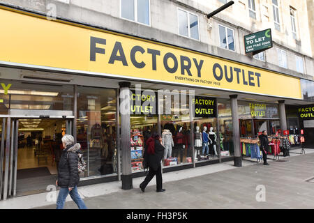 Wood Green, Londra, Regno Unito. Il 23 febbraio 2016. M&S nome è stato rimosso. M&S negozio chiuso in legno verde Foto Stock