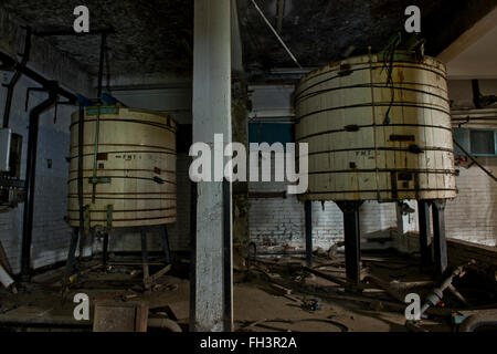 I tini ancora in piedi entro il cannone chiuso la fabbrica di birra (Pietre birreria), Neepsend, Sheffield South Yorkshire, Regno Unito Foto Stock