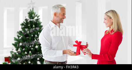 Immagine composita di amare giovane con dono Foto Stock