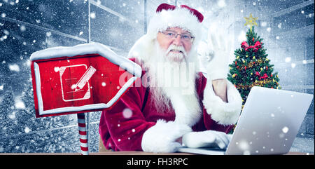 Immagine composita della santa è soddisfatto circa che cosa ha trovato Foto Stock