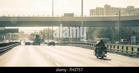 Viaggiare motociclista in serata road Foto Stock