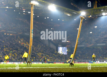 Dortmund, Germania. 18 Febbraio, 2016. Il passo al Signal Iduna Park Stadium prima della gara di Europa League tra Borussia Dortmund e FC Porto a Dortmund, Germania, il 18 febbraio 2016. Foto: Monika SKOLIMOWSKA/DPA/Alamy Live News Foto Stock