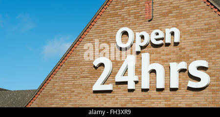 Aperto 24 ore segno su un supermercato Tesco. Banbury, Oxfordshire, Regno Unito Foto Stock