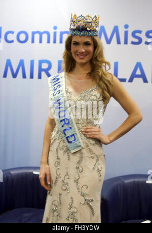 Jakarta, Indonesia. Il 23 febbraio, 2016. Mireia Lalaguna durante la conferenza stampa a Jakarta. Conferenza stampa di Miss Mondo 2015 Mireia Lalaguna dalla Spagna. Lalaguna arriva in Indonesia come ospiti speciali che parteciperanno al vertice di Miss Indonesia 2016 evento che avrà luogo presso il RCTI, Kebun Jeruk, Giacarta. Credito: Natanael Pohan/Pacific Press/Alamy Live News Foto Stock