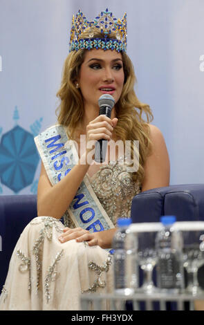 Jakarta, Indonesia. Il 23 febbraio, 2016. Mireia Lalaguna durante la conferenza stampa a Jakarta. Conferenza stampa di Miss Mondo 2015 Mireia Lalaguna dalla Spagna. Lalaguna arriva in Indonesia come ospiti speciali che parteciperanno al vertice di Miss Indonesia 2016 evento che avrà luogo presso il RCTI, Kebun Jeruk, Giacarta. Credito: Natanael Pohan/Pacific Press/Alamy Live News Foto Stock