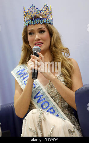 Jakarta, Indonesia. Il 23 febbraio, 2016. Mireia Lalaguna durante la conferenza stampa a Jakarta. Conferenza stampa di Miss Mondo 2015 Mireia Lalaguna dalla Spagna. Lalaguna arriva in Indonesia come ospiti speciali che parteciperanno al vertice di Miss Indonesia 2016 evento che avrà luogo presso il RCTI, Kebun Jeruk, Giacarta. Credito: Natanael Pohan/Pacific Press/Alamy Live News Foto Stock