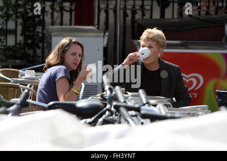 Ruth Rendell,tè, Shopping, (credito immagine © Jack Ludlam) Foto Stock