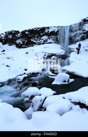 In inverno la neve oltre la cascata Oxararfoss, Pingvellir Parco Nazionale, sito Patrimonio Mondiale dell'UNESCO, South Western Islanda, l'Europa. Foto Stock