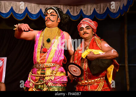 Kathakali è una stilizzata danza classica indiana-drama osservato per l'attraente per il make-up di caratteri, elaborare costumi, detaile Foto Stock