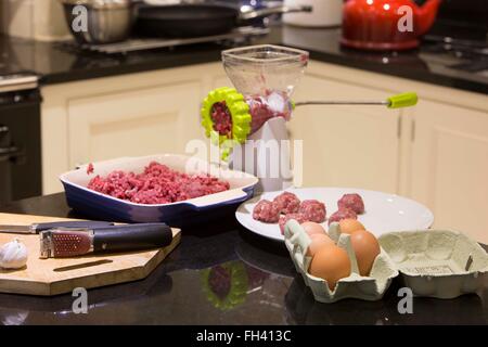 Cucina di casa dove la carne viene spezzettato, tritate o terreno per fare stile italiano le polpette di carne Foto Stock