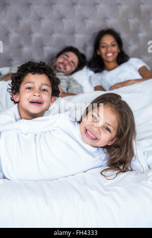 La famiglia felice a letto Foto Stock