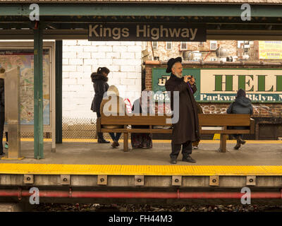 Ebrea ortodossa l uomo si prende la foto in attesa di un treno B al Kings Highway elevata la stazione della metropolitana di Brooklyn, New York. Foto Stock