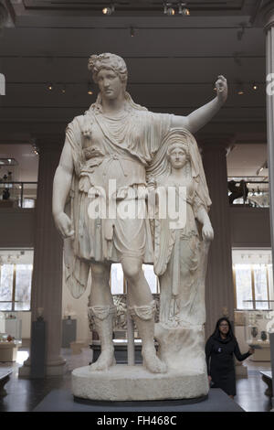 Statua in marmo di Dioniso poggiando su archaistic figura. 27A.C. -A.D. 68. Adattamento di un lavoro greca dal IV secolo A.C., Metropolitan Museum of Art di New York City Foto Stock