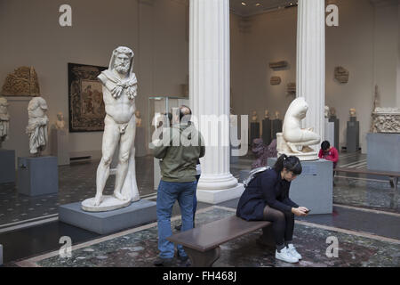 Barbuto Hercules; romano, periodo di Flaviano, D.C.68-98 (pesantemente restaurato). Leon Levy e Shelby Corte Bianca, il pezzo centrale del romano e gallerie greche al Metropolitan Museum of Art di New York. Foto Stock