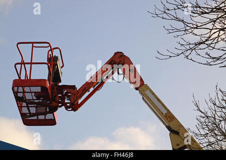 Un cherry picker parcheggiati in un deposito Foto Stock