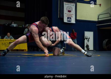 BREMERTON, nello Stato di Washington (Feb 21, 2016) - Marine Corps Cpl. Dalton Weis combatte una singola gamba takedown tentativo contro Air Force 1 Lt. Clayton Gable in un 86kg Freestyle match wrestling durante il 2016 le Forze Armate di campionato a base navale Kitsap-Bremerton. Il torneo si svolge in due giorni, uno per lo stile greco-romana di wrestling e altri Freestyle, tra esercito, marina Marine Corps e Air Force. Foto Stock