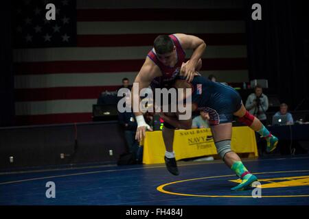 BREMERTON, nello Stato di Washington (Feb 21, 2016) - Air Force Senior Airman Jorge Hernandez colpisce un doppio leg takedown contro Marine Corps Lance Cpl. Eric Fader in un 125kg Freestyle match wrestling durante il 2016 le Forze Armate di campionato a base navale Kitsap-Bremerton. Il torneo si svolge in due giorni, uno per lo stile greco-romana di wrestling e altri Freestyle, tra esercito, marina Marine Corps e Air Force. Foto Stock