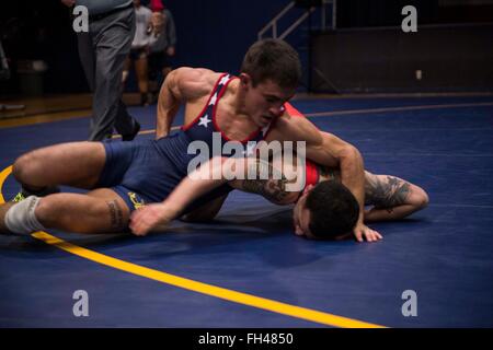 BREMERTON, nello Stato di Washington (Feb 21, 2016) - Fireman Ryan Schmehr, un San Diego stanza nativo con USS Ronald Reagan (CVN 76), codifica per la posizione nei confronti di Air Force Airman 1. Classe Joey Garza in un 57kg Freestyle match wrestling durante il 2016 le Forze Armate di campionato a base navale Kitsap-Bremerton. Il torneo si svolge in due giorni, uno per lo stile greco-romana di wrestling e altri Freestyle, tra esercito, marina Marine Corps e Air Force. Foto Stock