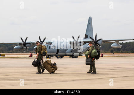 Marines trasportare equipaggiamenti sulla linea di volo a bordo del Marine Corps Air Station Beaufort, 22 febbraio. Squadrons da ICM Cherry Point visiterà MCAS Beaufort a partecipare in esercizio risposta ansiosa Feb. 24-28. Risposta ansiosa è un battaglione di dimensioni di inserimento tattico e bracci combinato esercizio con unità da 2 aeromobili marino ala da ICM Cherry Point, N.C. e seconda divisione Marine da Marine Corps base Camp Lejeune, N.C. L'esercizio saranno condotti a Fort Stewart, Georgia. F/A-18C calabroni da MCAS Beaufort parteciperà anche l'esercizio fornendo aria vicino supporto e airborne forwa Foto Stock