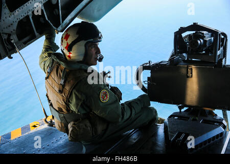 Sgt. Il Mag. Richard Charron, sergente maggiore dei Marine Corps Air Station Miramar, California, prosegue il suo ultimo volo in un CH-53E Super Stallion con Marine elicottero pesante Squadron (HMH) 361, 22 febbraio. Charron andrà in pensione il 2 marzo dopo 30 anni di servizio. Foto Stock