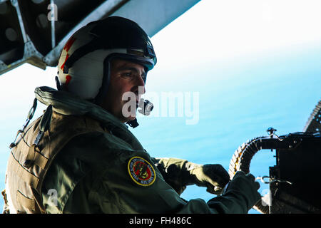 Sgt. Il Mag. Richard Charron, sergente maggiore dei Marine Corps Air Station Miramar, California, prosegue il suo ultimo volo in un CH-53E Super Stallion con Marine elicottero pesante Squadron (HMH) 361, 22 febbraio. Charron andrà in pensione il 2 marzo dopo 30 anni di servizio. Foto Stock