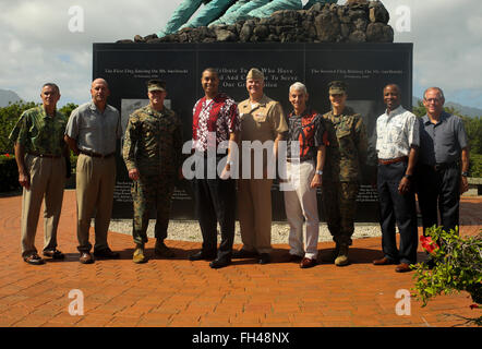 Franklin Parker, l'assistente segretario della Marina (manodopera e affari riservati), pone di fronte alla guerra del Pacifico Memorial con Col. Sean Killeen, il comandante per MCB Hawaii, e il loro personale a bordo Marine Corps base Hawaii, 22 febbraio, 2016. Parker è stato nominato come assistente segretario della Marina in gennaio. Egli ha visitato Marine Corps base Hawaii "Io sono venuto qui per sapere di più su di loro e quello che fanno," Parker ha detto. "Inoltre ho voluto mostrare la mia faccia in quanto sto nuovo". Foto Stock