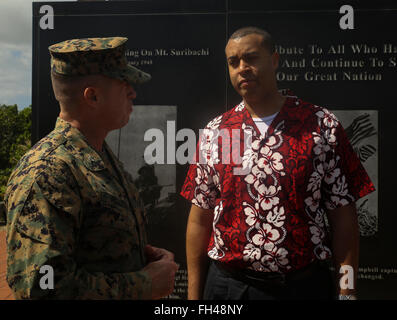 Col. Sean Killeen, il comandante per Marine Corps base Hawaii, colloqui di Franklin Parker, il segretario della Marina (manodopera e affari riservati), al Pacific War Memorial, 22 febbraio, 2016. Parker, un Joliet, Ill., nativo, visitato MCB Hawaii in spera di imparare di più su Marines e marinai. "Io sono venuto qui per sapere di più su di loro e quello che fanno," Parker ha detto. "Inoltre ho voluto mostrare la mia faccia, dato che io sono di nuovo e rispondere a eventuali domande." Foto Stock