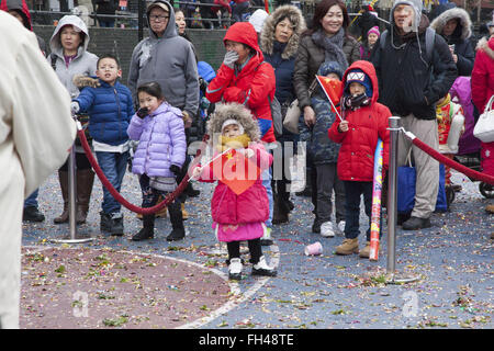 2016: Anno Nuovo Cinese, Chinatown, NYC, anno della scimmia durante la cerimonia petardo. Foto Stock