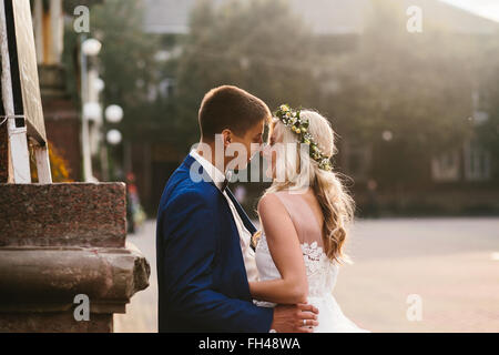 Sposo sposa tiene nelle sue braccia Foto Stock