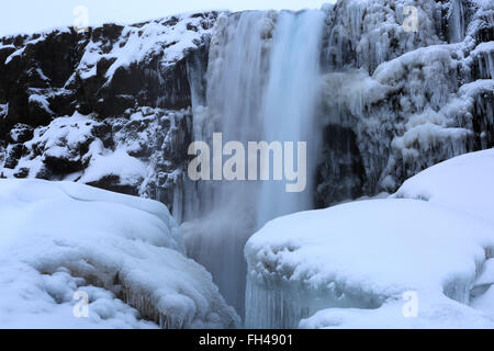 In inverno la neve oltre la cascata Oxararfoss, Pingvellir Parco Nazionale, sito Patrimonio Mondiale dell'UNESCO, South Western Islanda, l'Europa. Foto Stock