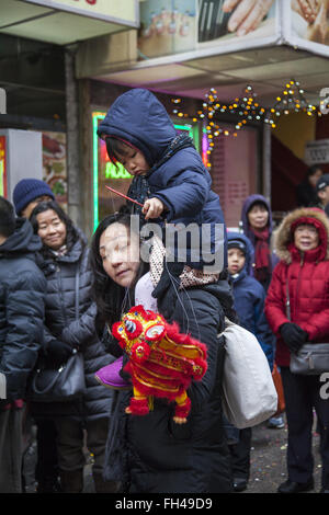 Anno Nuovo Cinese lungo Mott Street, il centro di Chinatown a Manhattan NYC. Foto Stock