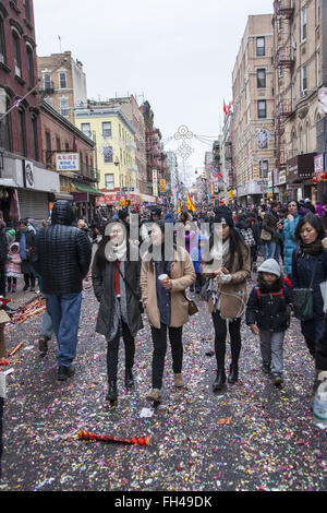 Anno Nuovo Cinese lungo Mott Street, il centro di Chinatown a Manhattan NYC. Foto Stock