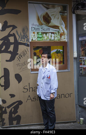 A Chinatown e Lower East Side, lavoratore prende una pausa sulla strada. Manhattan NYC. Foto Stock