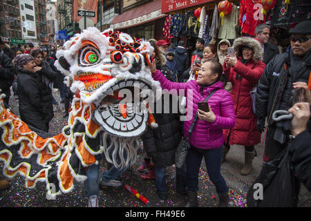 Anno Nuovo Cinese lungo Mott Street, il centro di Chinatown a Manhattan NYC. Foto Stock